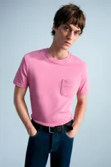 Camisa de lino color blanco, con ajuste relajado, cuello bowling, manga corta y cierre frontal con botones.