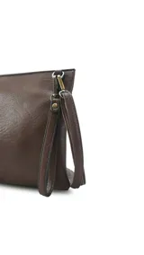 Sobre de mano de símil cuero con diseño de franjas diagonales en negro, blanco y marrón. Cuenta con cierre metálico frontal, bolsillo interior con cierre y otro abierto con división. Incluye correa desmontable para usar como bandolera.