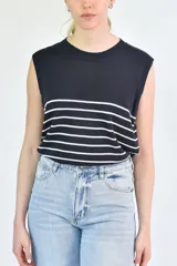 Musculosa de tejido de punto con cuello redondo, diseño a rayas horizontales blancas sobre fondo negro y corte sin mangas.
