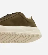Championes de estilo casual con capellada de gamuza sintética en color marrón oscuro y suela de plataforma en tono crema con diseño estriado.