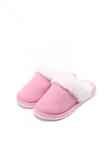 Pantuflas de mujer con exterior de gamuza sintética en color rosado y borde de piel sintética blanca, con suela plana.