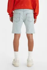 Shorts de denim celestes de tiro medio y calce relajado, con roturas decorativas en el frente y dobladillo.