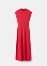 Vestido midi color rojo, sin mangas, con cuello redondo y diseño ajustado en el torso con falda de corte acampanado.