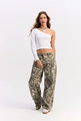 Jean de corte recto y tiro medio con estampado camuflado de estilo forestal. Presenta cierre frontal con botón y bolsillos laterales y traseros.