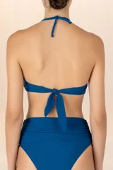 Top de bikini bandeau azul con hebilla dorada en el centro, breteles removibles y ajustables, y recogidos laterales.