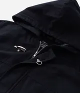 Campera de sarga de algodón con capucha, cierre frontal con cremallera y trabas metálicas decorativas. Presenta un bolsillo con cierre en la manga y puños elásticos, con un diseño de estilo utilitario.