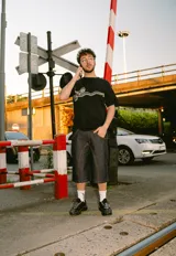 Remera negra de algodón con estampa plastisol de alta calidad.