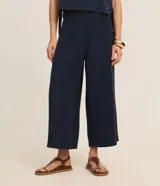 Pantalón pantacourt azul marino de viscosa, con cintura elástica, bolsillos delanteros y detalle de lazo en la cintura.