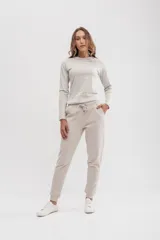 Remera negra de manga larga, cuello redondo y corte ajustado.