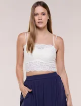 Top crop Allie Rose de encaje calado blanco, estilo bralette con escote recto, doble tirante fino y terminaciones onduladas.
