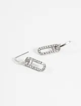 Aros plateados de acero quirúrgico hipoalergénico con dije en forma de eslabón con strass.