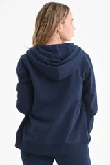 Campera deportiva de color azul marino con cierre frontal completo, capucha ajustable con cordones y bolsillos laterales. Presenta puños y ruedo acanalados.