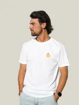 Remera de algodón blanca con cuello redondo y manga corta, presenta un pequeño estampado de un fruto de mburucuyá en el lado izquierdo del pecho.