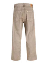 Pantalón de corte baggy y tiro alto, confeccionado en algodón con acabado lavado en tono beige. Presenta una silueta amplia y relajada, con cierre frontal de cremallera y bolsillos laterales y traseros.