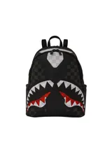 Mochila Sprayground negra con estampado a cuadros grises y blancos, diseño de boca de tiburón con dientes blancos y encías rojas.