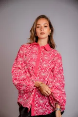 Camisa color crema con bordado de flores blancas, de manga larga abullonada y cuello clásico.