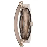 Cartera tipo hobo Guess modelo Carrie, color gris, con cierre superior, correa de hombro con eslabones metálicos y detalle de logo frontal.