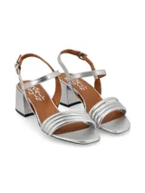Sandalias de tacón ancho color plateado, con tiras acolchadas en la parte delantera y tira ajustable con hebilla en el talón.