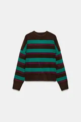 Jersey de punto con diseño de rayas horizontales en tonos marrón, verde y fucsia. Presenta cuello redondo, manga larga y terminaciones en rib.