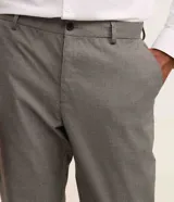 Pantalón de vestir slim fit color gris con estampado de cuadros escoceses en hilo teñido. Cuenta con cintura con trabillas, cierre tradicional y bolsillos laterales. Confeccionado en viscosa sostenible.