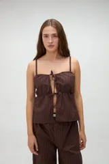 Top de pijama marrón con diseño a rayas sutiles, tirantes finos y doble lazo de ajuste frontal.