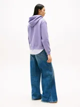 Buzo con capucha Tommy Hilfiger color lila con logo bordado en el pecho.