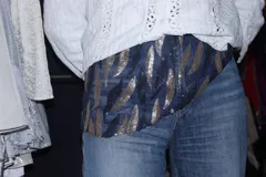 Pañuelo versátil confeccionado en tela de fiesta totalmente cubierta de lentejuelas azul marino, diseñado para usar como faja, bufanda, accesorio para el cabello u otras combinaciones.