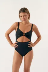 Traje de baño entero negro con textura acanalada, breteles anchos y escote con abertura circular en el centro.