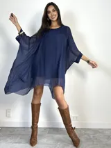Vestido tipo remerón de seda italiana, color azul marino, con diseño holgado, cuello redondo y mangas amplias tipo murciélago.