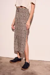 Falda midi de viscosa con estampado animal print, cintura elastizada con cordón ajustable y tajo lateral.