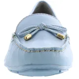 Mocasín de cuero color celeste pastel, con detalle de moña frontal y herrajes dorados. Presenta costuras visibles en el contorno y etiqueta de marca en el lateral.