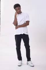 Pantalón de jean negro de corte recto.