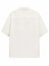 Camisa azul de manga corta, con cuello clásico y cierre frontal de botones claros.