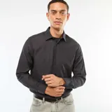 Camisa de corte recto y manga larga, color negro, con cuello clásico y cierre frontal de botones.