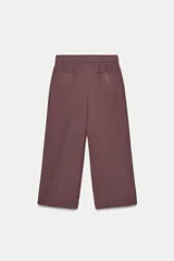 Pantalón pijamero color bordó, de tiro medio, con cintura elástica ajustable con cordones. Incluye bolsillos laterales ocultos en costura y bolsillos de plastrón en la espalda.