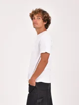 Remera blanca de manga corta con cuello redondo y un bolsillo simple en el pecho.