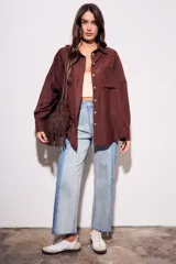 Camisa marrón de tencel y poliéster, corte oversize, manga larga y cierre con botones.