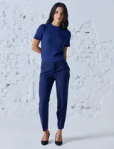 Pantalón de vestir negro, marca Zac & Rachel, de corte recto y largo al tobillo. Presenta pretina con broche interno y cierre, bolsillos delanteros con detalle plisado y bolsillos ojal traseros.