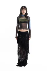 Top negro traslúcido de mangas largas con cuello alto y estampado de paisaje espacial.