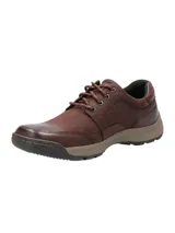 Zapato casual Hush Puppies modelo Duran, confeccionado en cuero marrón con acabado desgastado en la puntera. Presenta cordones al tono, cuello acolchado y suela de goma bicolor con diseño dentado.