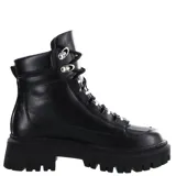 Borcegos de caña media con plataforma dentada, confeccionados en material sintético negro. Presentan cordones al tono y herrajes metálicos plateados en los pasadores superiores.