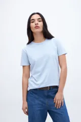 Remera celeste de algodón, corte clásico y mangas cortas.