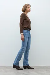 Jean de corte recto y tiro medio, confeccionado en denim de color azul claro con acabado liso.