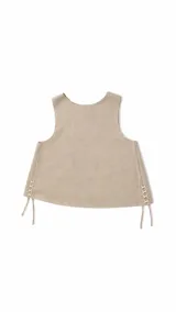 Chaleco de cuero color beige, con corte oversize y diseño sin mangas. Presenta cordones laterales ajustables en ambos costados con detalle de trenzado.