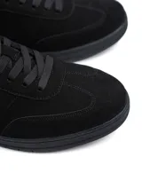 Championes urbanos modelo Mosca, confeccionados en ecogamuza color verde militar con cordones al tono y suela de goma liviana.