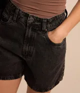 Short de jean negro con tiro alto, corte mom, bolsillos delanteros y traseros.