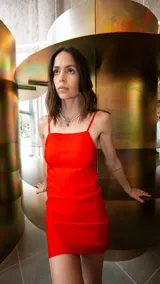 Vestido corto de bengalina color rojo, con corte recto, escote recto y breteles finos regulables.