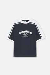 Remera Scuffers Effortless Dark, confeccionada en 100% algodón suave, con diseño de paneles blancos en los hombros, cuello redondo, mangas cortas y estampado frontal con el logo de la marca.