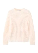 Jersey de punto texturizado color rosado claro, con cuello redondo y mangas largas.