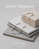 Pulsera de plata 925 fina y delicada con eslabones de cadena y abalorios de cuentas esféricas de diferentes tamaños y un dije central ovalado liso.